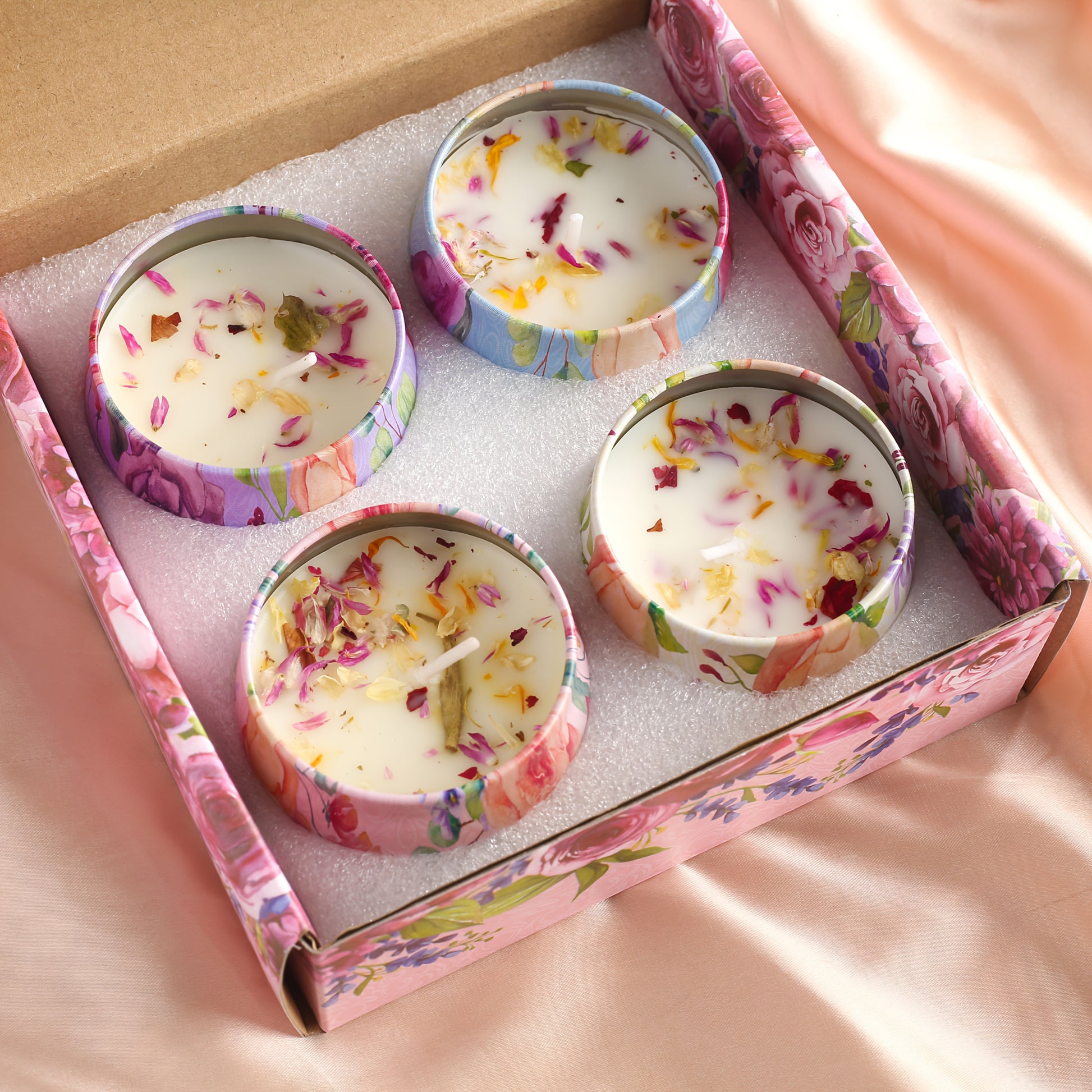 Coffret de 2 ou 4 bougies parfumées pour femmes en cire de soja avec fleurs séchées, disponibles en quatre senteurs. Idéal pour le bain et le yoga.