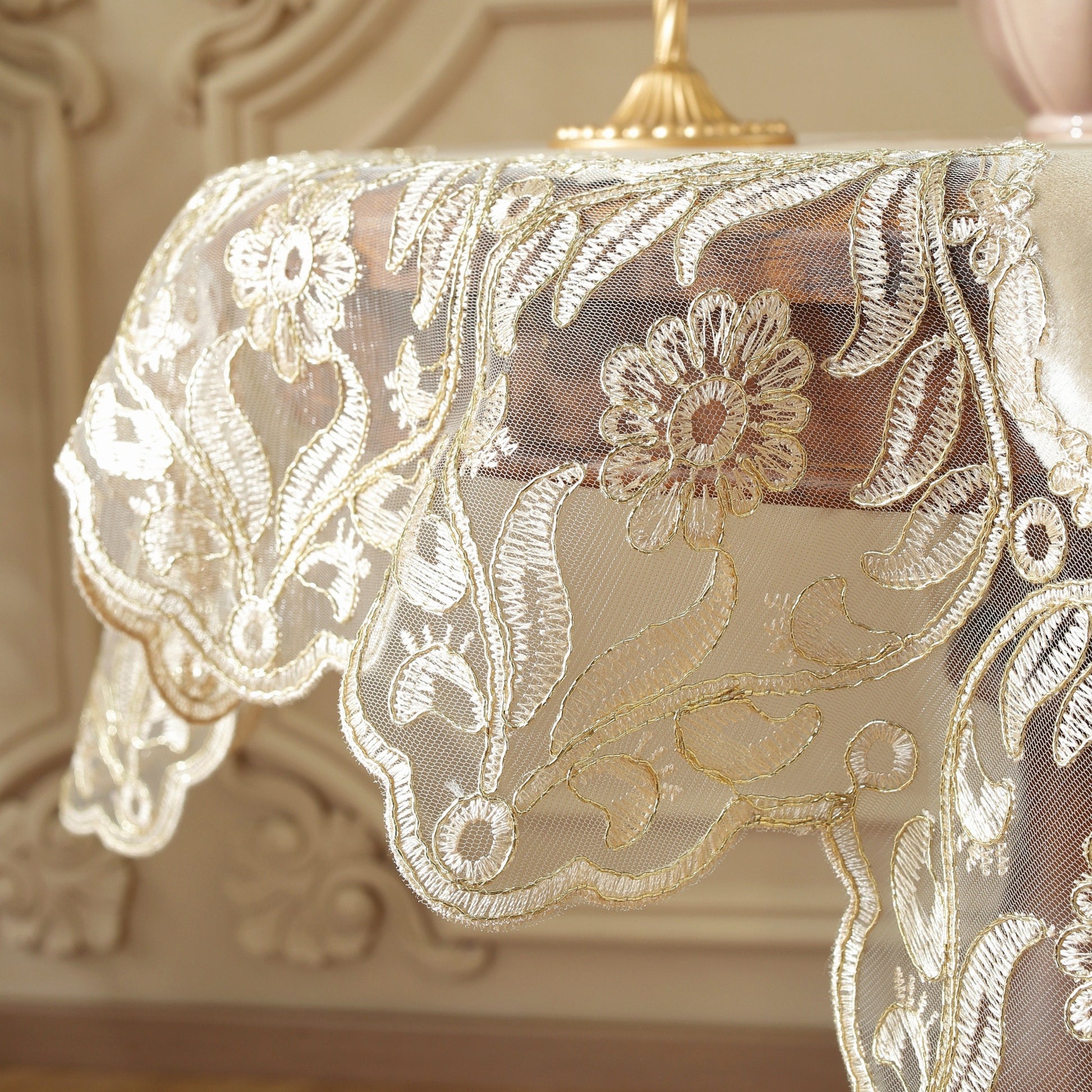 Nappe élégante en polyester avec dentelle dorée brodée – polyvalente pour toutes les saisons, résistante aux taches et à la chaleur, parfaite pour la maison