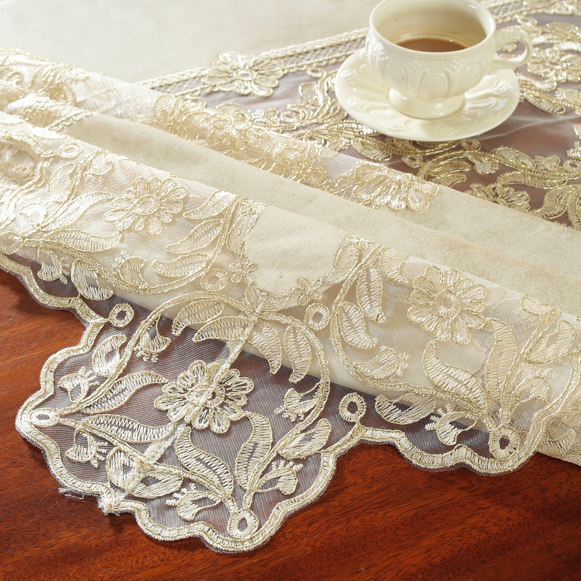 Nappe élégante en polyester avec dentelle dorée brodée – polyvalente pour toutes les saisons, résistante aux taches et à la chaleur, parfaite pour la maison