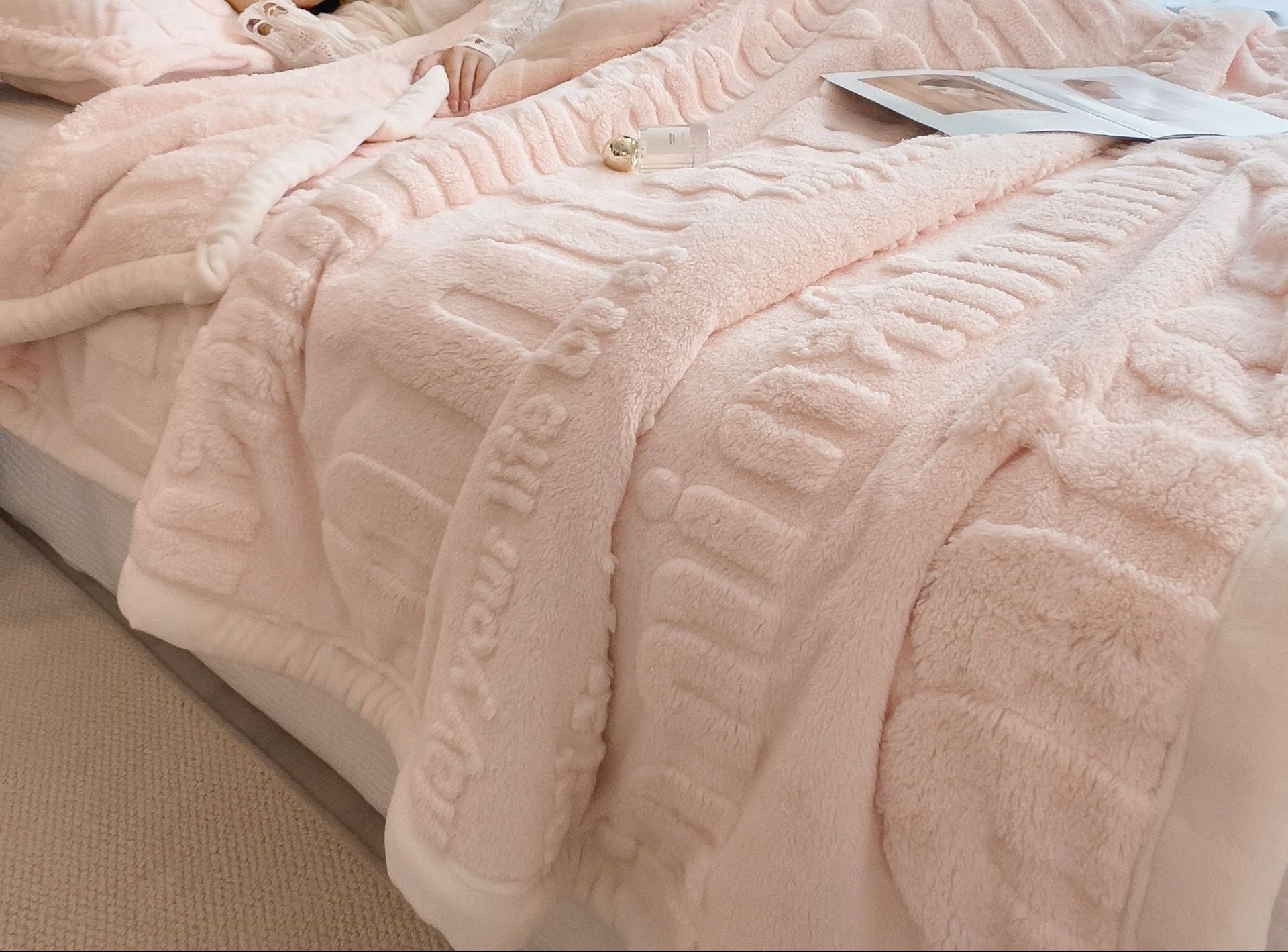 Couverture en peluche polaire hiver - 1 pièce, dessus-de-lit épais en flanelle de velours gaufrée, plaid chaud toutes saisons en polyester, lavable en machine, tissage uni - sans taie d’oreiller