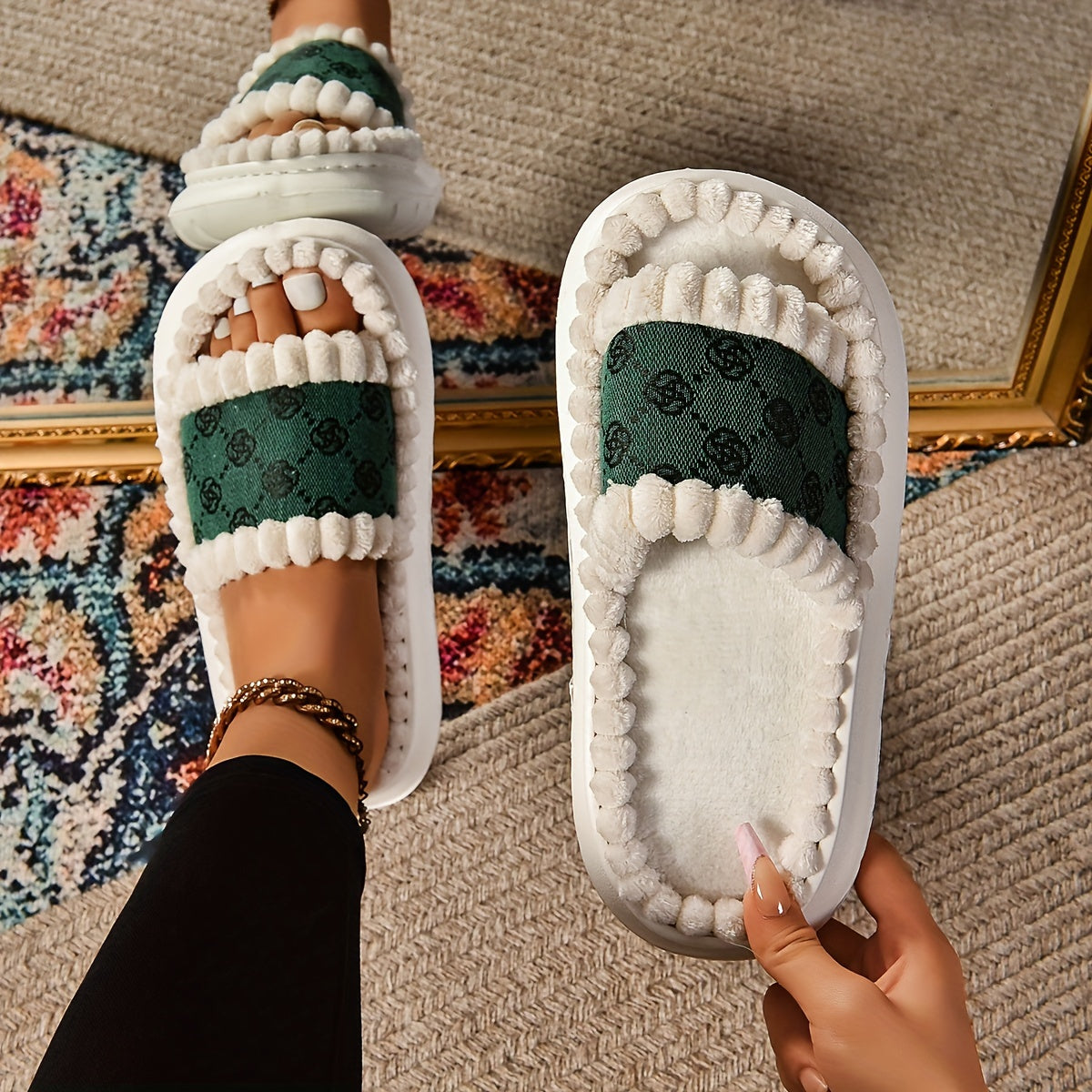 Chaussons à enfiler antidérapants pour femme en EVA à rayures – semelle intérieure et doublure en tissu confortable, semelle extérieure en EVA durable, chaussons d’intérieur décontractés avec protection des orteils.