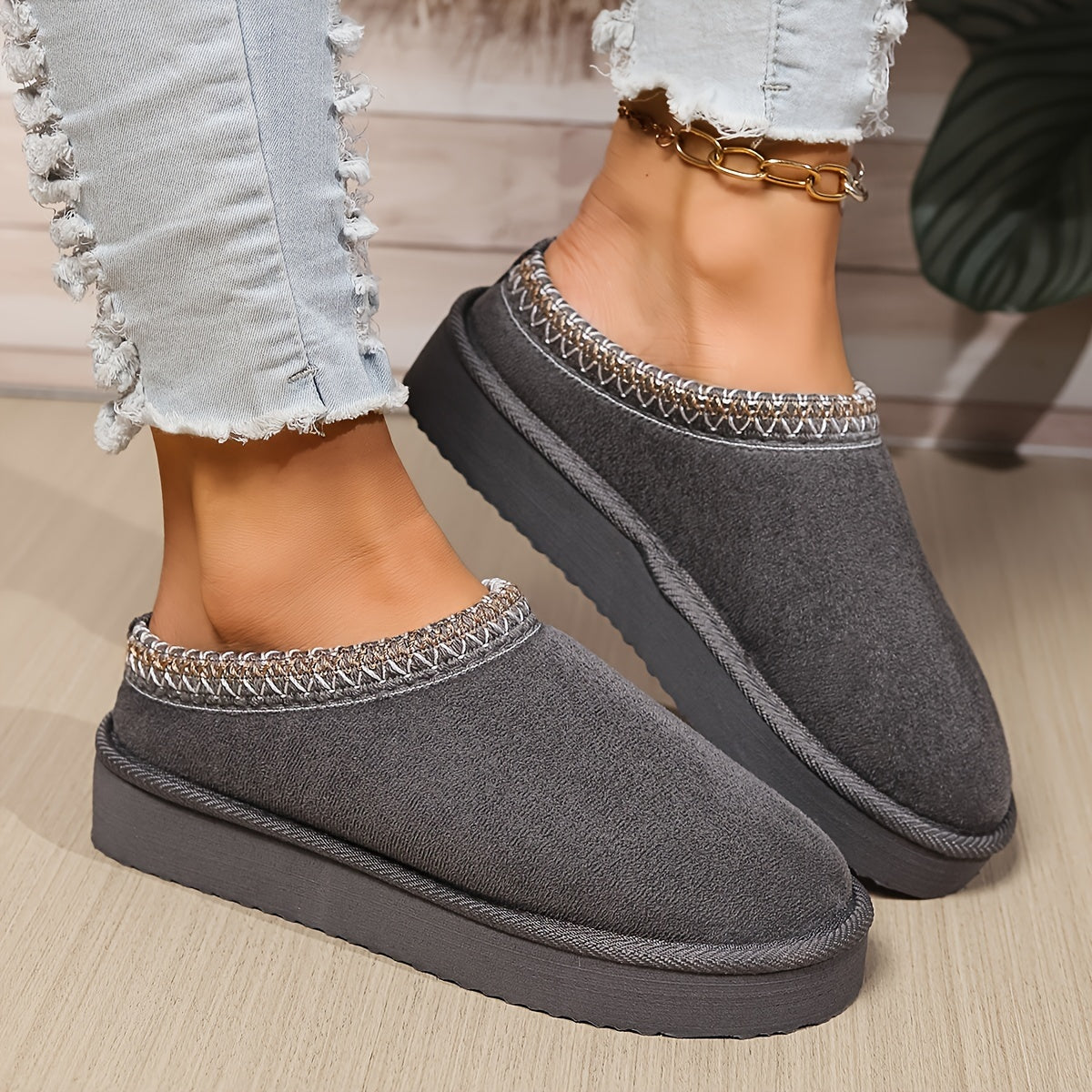 Pantoufles chaudes d'intérieur pour femme avec semelle souple antidérapante, bottines d'hiver, chaussons douillets pour la maison﻿
