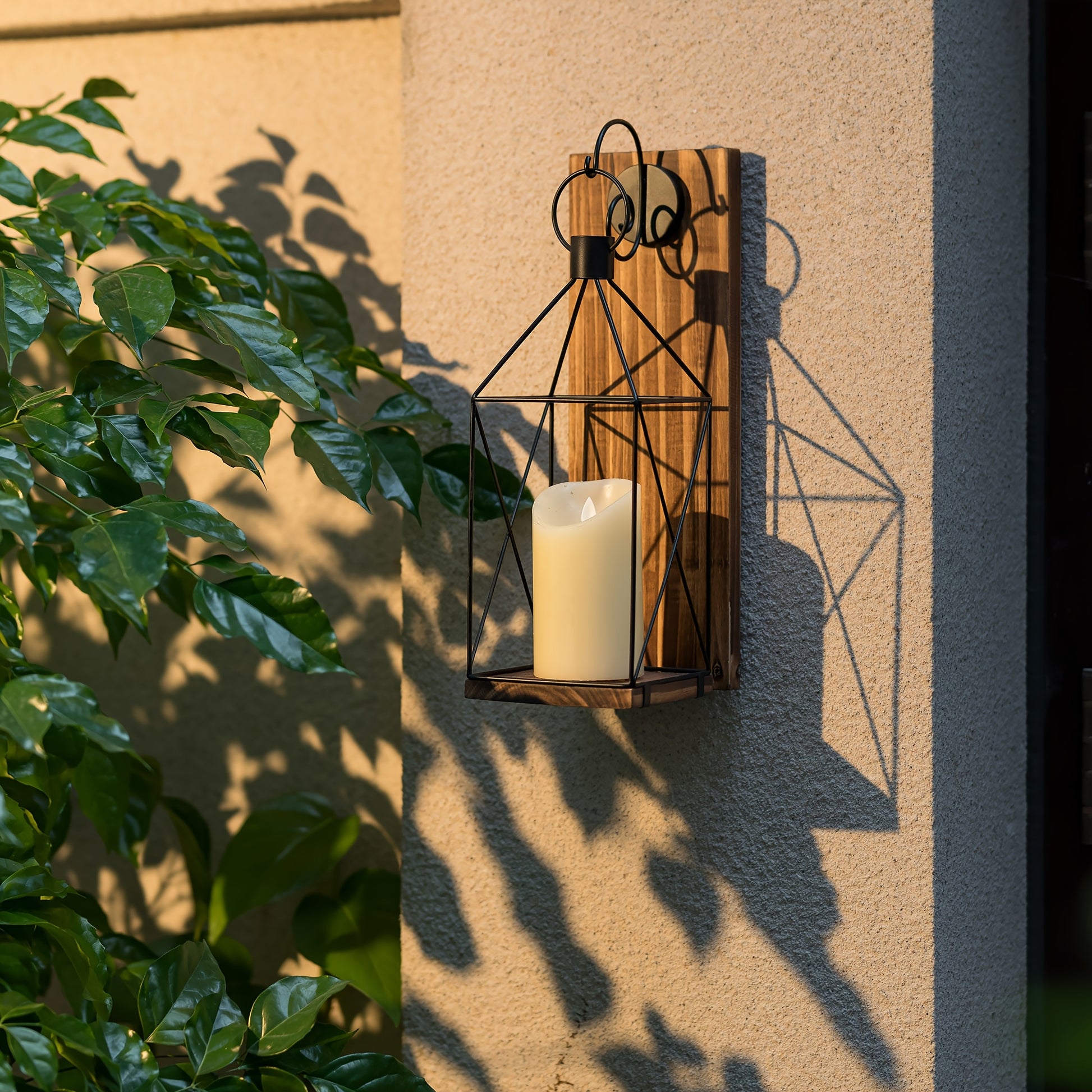 Applique murale rustique en bois avec lanterne métallique de 34,04 cm, décoration de maison style ferme, finition laquée marron, fixation murale, polyvalente pour intérieur et extérieur.