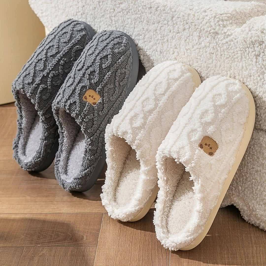 Pantoufles à imprimé ours rayé confortables, chaussures d'intérieur décontractées toutes saisons pour l'hiver, à enfiler, avec dessus et intérieur en tissu doux et semelle en TPR, chaleur et confort pour couples.