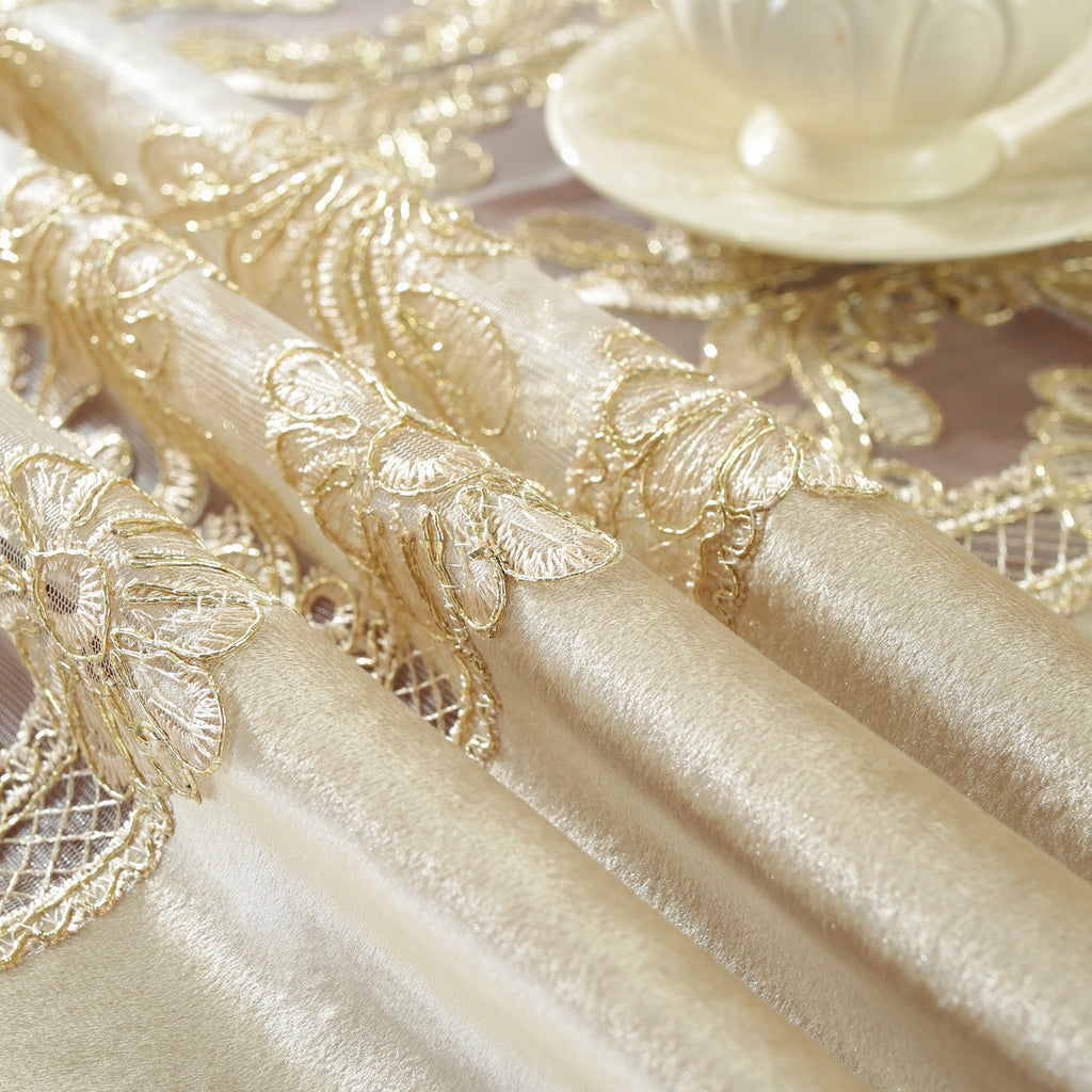 Nappe élégante en polyester avec dentelle dorée brodée – polyvalente pour toutes les saisons, résistante aux taches et à la chaleur, parfaite pour la maison
