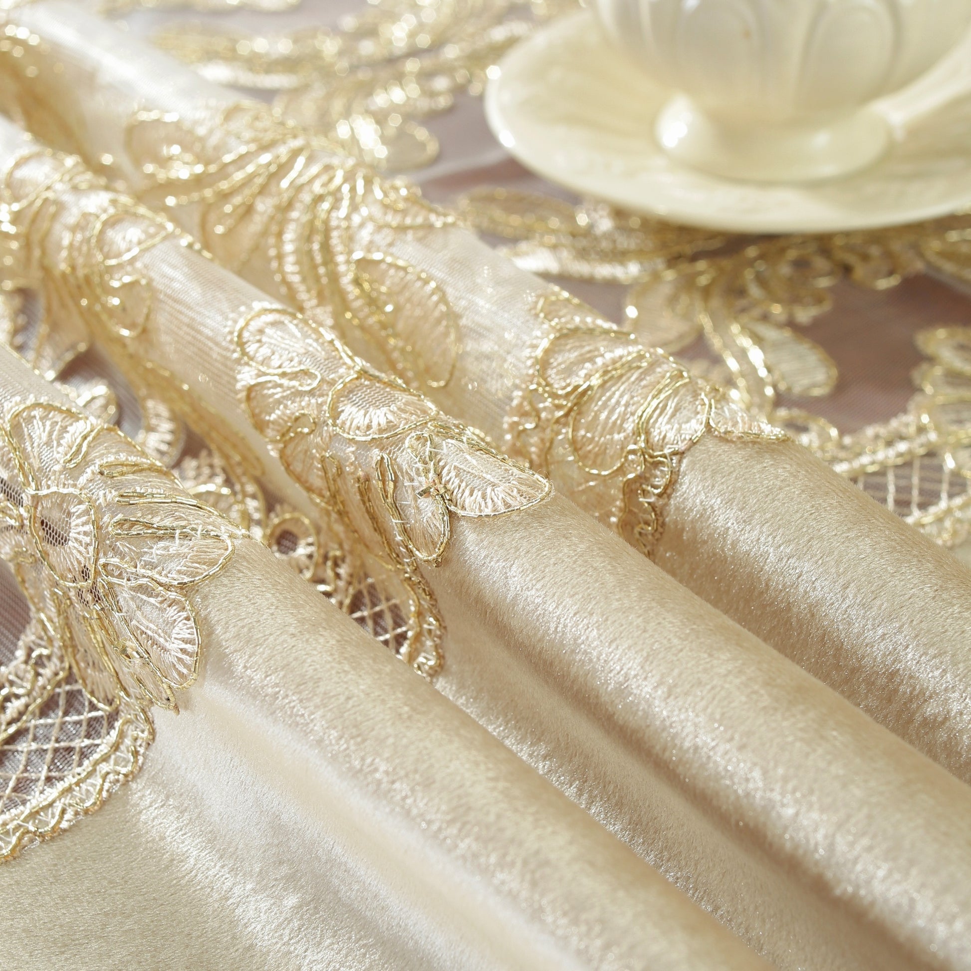 Nappe élégante en polyester avec dentelle dorée brodée – polyvalente pour toutes les saisons, résistante aux taches et à la chaleur, parfaite pour la maison