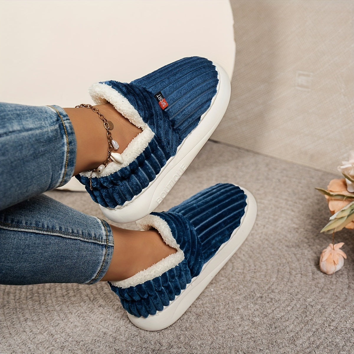 Pantoufles en polaire pour femme, couleur unie, confortables, antidérapantes, chaudes, en peluche, semelle épaisse pour intérieur/extérieur, bottines pour la maison, intérieure en tissu, semelle en TPR, lavables à la main.