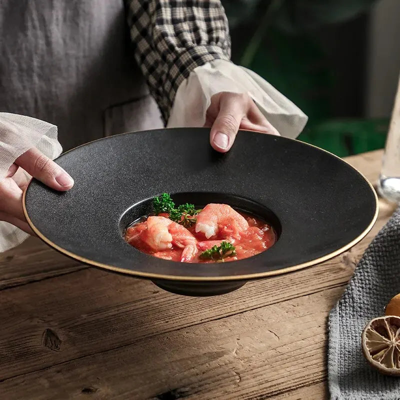Petit-déjeuner européen, assiette occidentale simple, pâte noire, vaisselle de maison, assiette en céramique, soupe, chapeau .