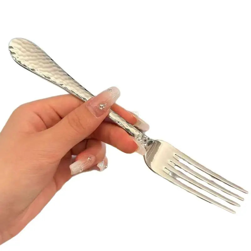 fourchettes de table en acier inoxydable à long manche. Fourchettes à quatre dents adaptées pour le dîner, les salades, les desserts et les fruits, idéales pour la cuisine.