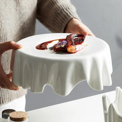 Assiette blanche, vaisselle pour hôtel et maison, conception créative de cuisine, plat artistique, vaisselle ronde.