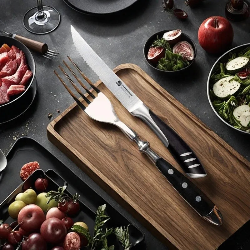 Couteau à steak à pointe fine de 5" – Ensemble de couteaux à steak tranchants, lame forgée en acier inoxydable à haute teneur en carbone, manche ergonomique en plastique noir pour la découpe.