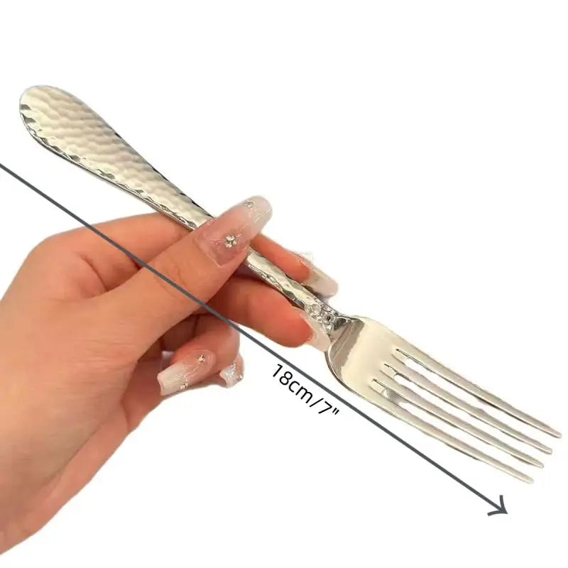 fourchettes de table en acier inoxydable à long manche. Fourchettes à quatre dents adaptées pour le dîner, les salades, les desserts et les fruits, idéales pour la cuisine.
