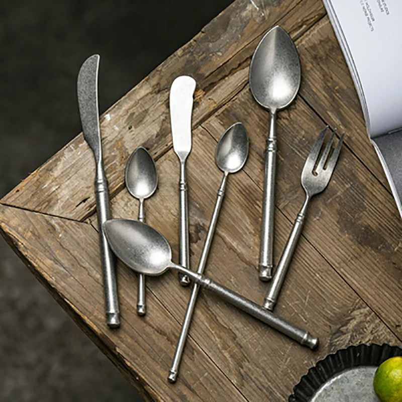 Ensemble de couverts rétro en acier inoxydable 304, finition mate. Couverts de style occidental pour steak, café et desserts, comprenant couteau et fourchette vintage spéciale.