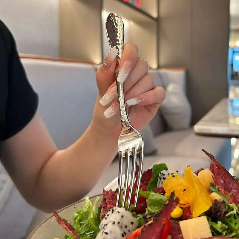 fourchettes de table en acier inoxydable à long manche. Fourchettes à quatre dents adaptées pour le dîner, les salades, les desserts et les fruits, idéales pour la cuisine.