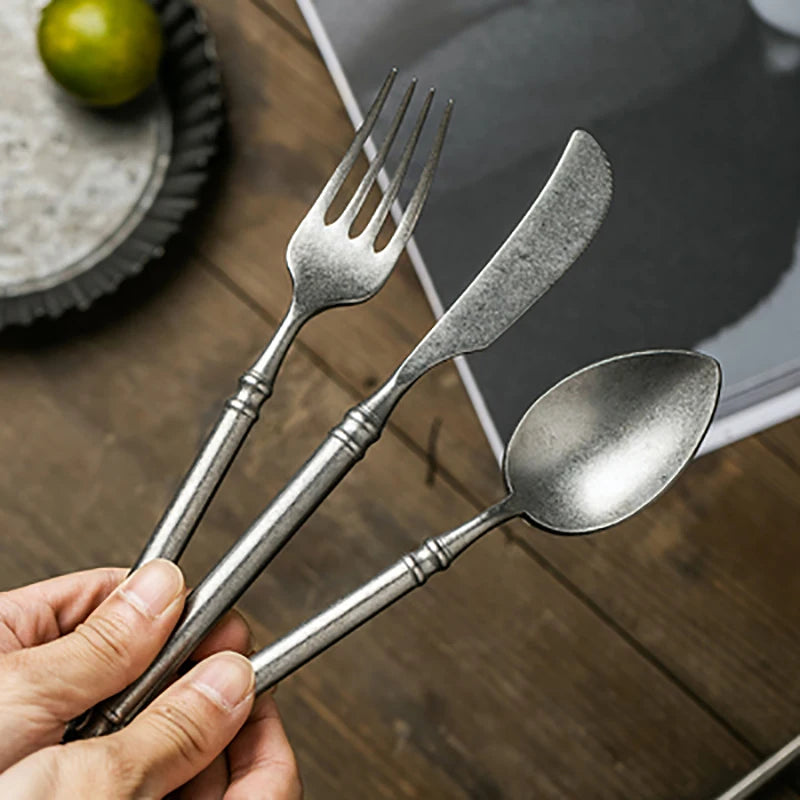 Ensemble de couverts rétro en acier inoxydable 304, finition mate. Couverts de style occidental pour steak, café et desserts, comprenant couteau et fourchette vintage spéciale.