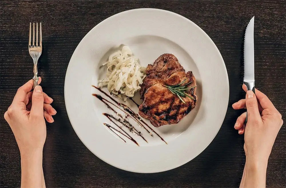 Couteau à steak à pointe fine de 5" – Ensemble de couteaux à steak tranchants, lame forgée en acier inoxydable à haute teneur en carbone, manche ergonomique en plastique noir pour la découpe.