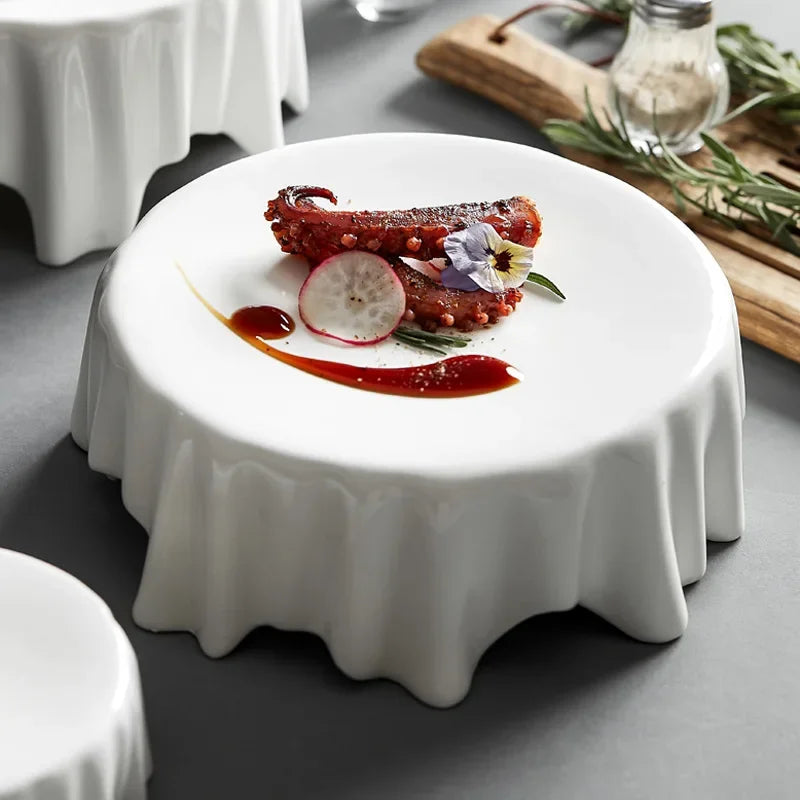Assiette blanche, vaisselle pour hôtel et maison, conception créative de cuisine, plat artistique, vaisselle ronde.