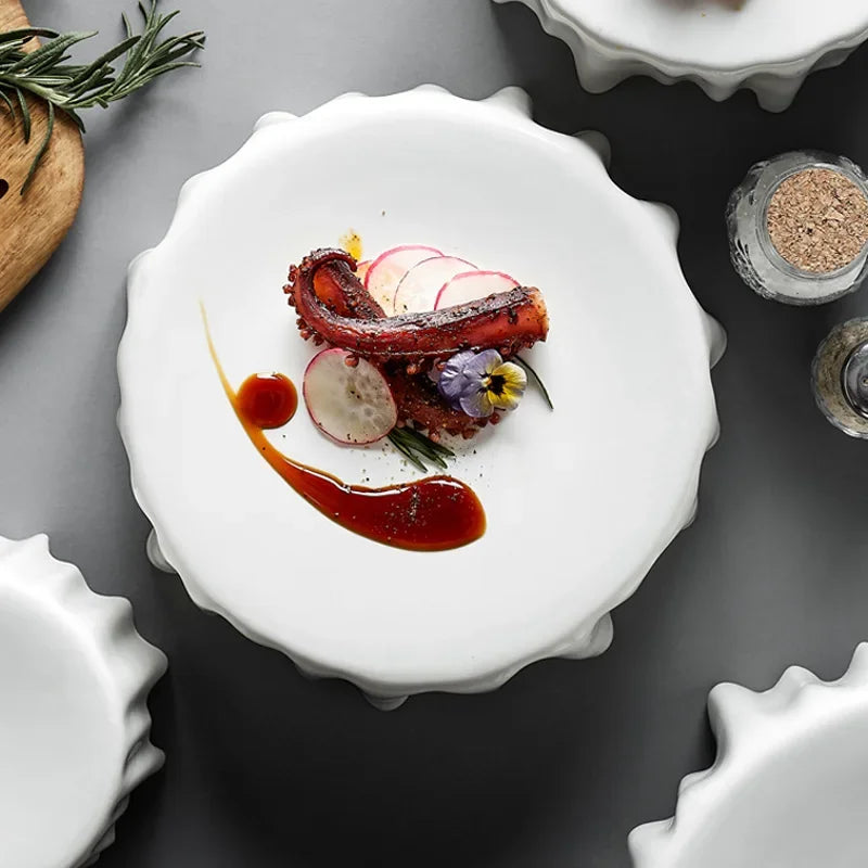Assiette blanche, vaisselle pour hôtel et maison, conception créative de cuisine, plat artistique, vaisselle ronde.