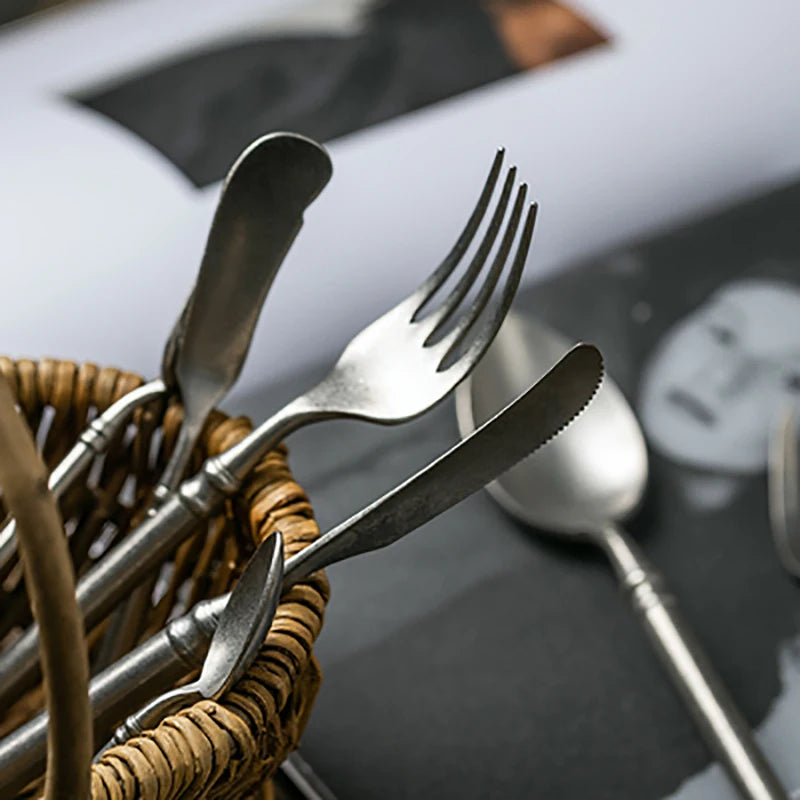 Ensemble de couverts rétro en acier inoxydable 304, finition mate. Couverts de style occidental pour steak, café et desserts, comprenant couteau et fourchette vintage spéciale.