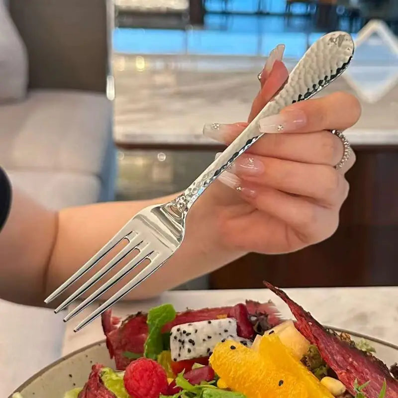 fourchettes de table en acier inoxydable à long manche. Fourchettes à quatre dents adaptées pour le dîner, les salades, les desserts et les fruits, idéales pour la cuisine.