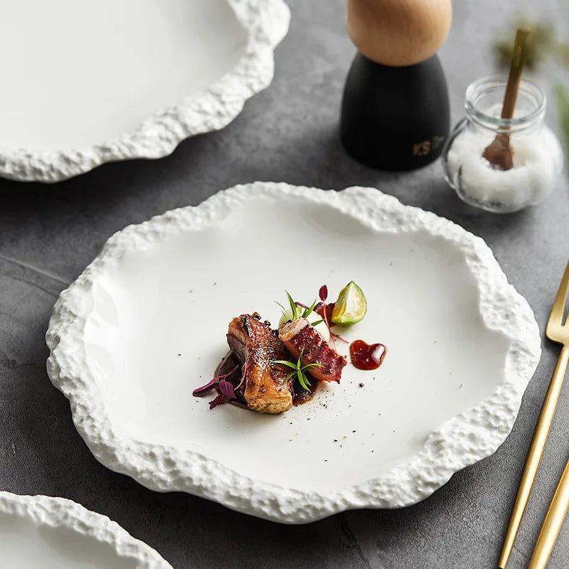 Assiette plate en céramique à motif roche, assiette à légumes, vaisselle domestique, assiette plate peu profonde, nouvelle collection 2025 pour hôtel, vaisselle au style ins, assiette à bord ondulé.