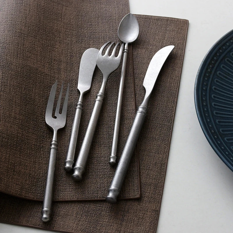 Ensemble de couverts rétro en acier inoxydable 304, finition mate. Couverts de style occidental pour steak, café et desserts, comprenant couteau et fourchette vintage spéciale.