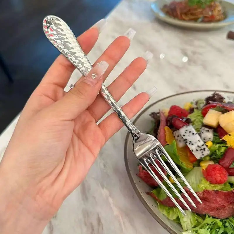 fourchettes de table en acier inoxydable à long manche. Fourchettes à quatre dents adaptées pour le dîner, les salades, les desserts et les fruits, idéales pour la cuisine.