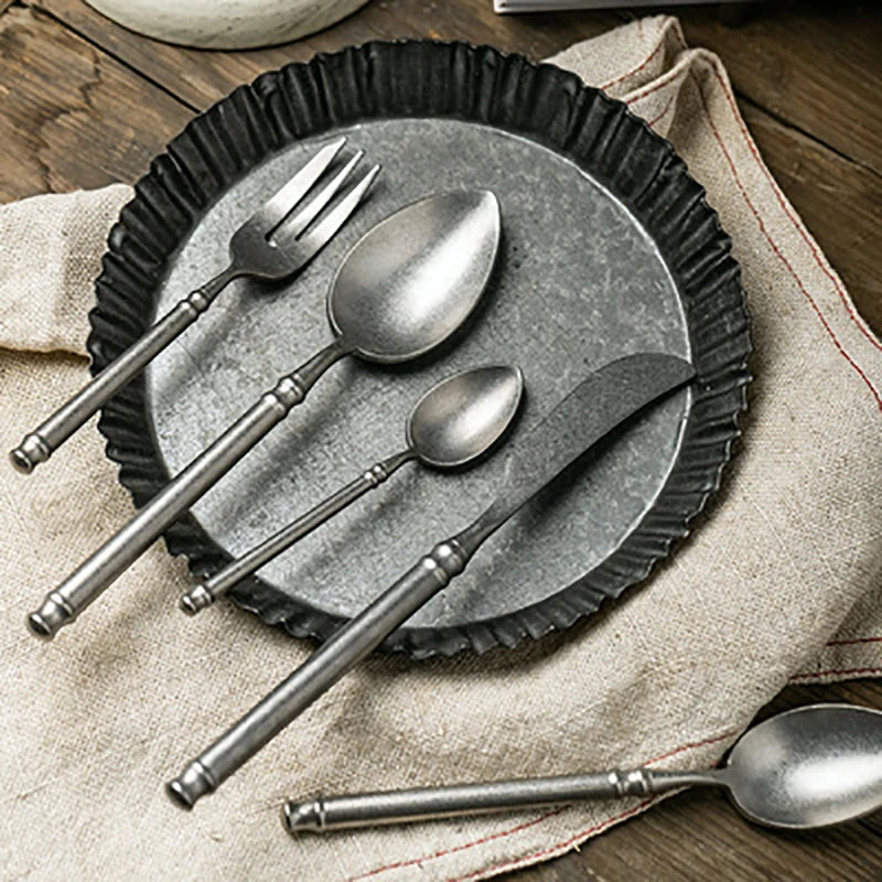 Ensemble de couverts rétro en acier inoxydable 304, finition mate. Couverts de style occidental pour steak, café et desserts, comprenant couteau et fourchette vintage spéciale.