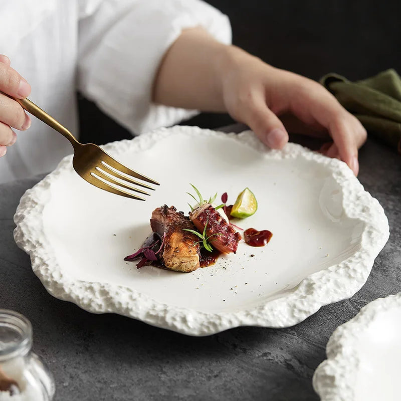 Assiette plate en céramique à motif roche, assiette à légumes, vaisselle domestique, assiette plate peu profonde, nouvelle collection 2025 pour hôtel, vaisselle au style ins, assiette à bord ondulé.