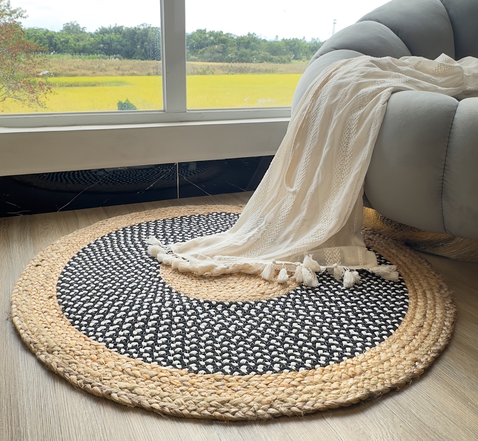 Tapis de jute coloris noir, parfait pour une décoration moderne ou de style maison de campagne