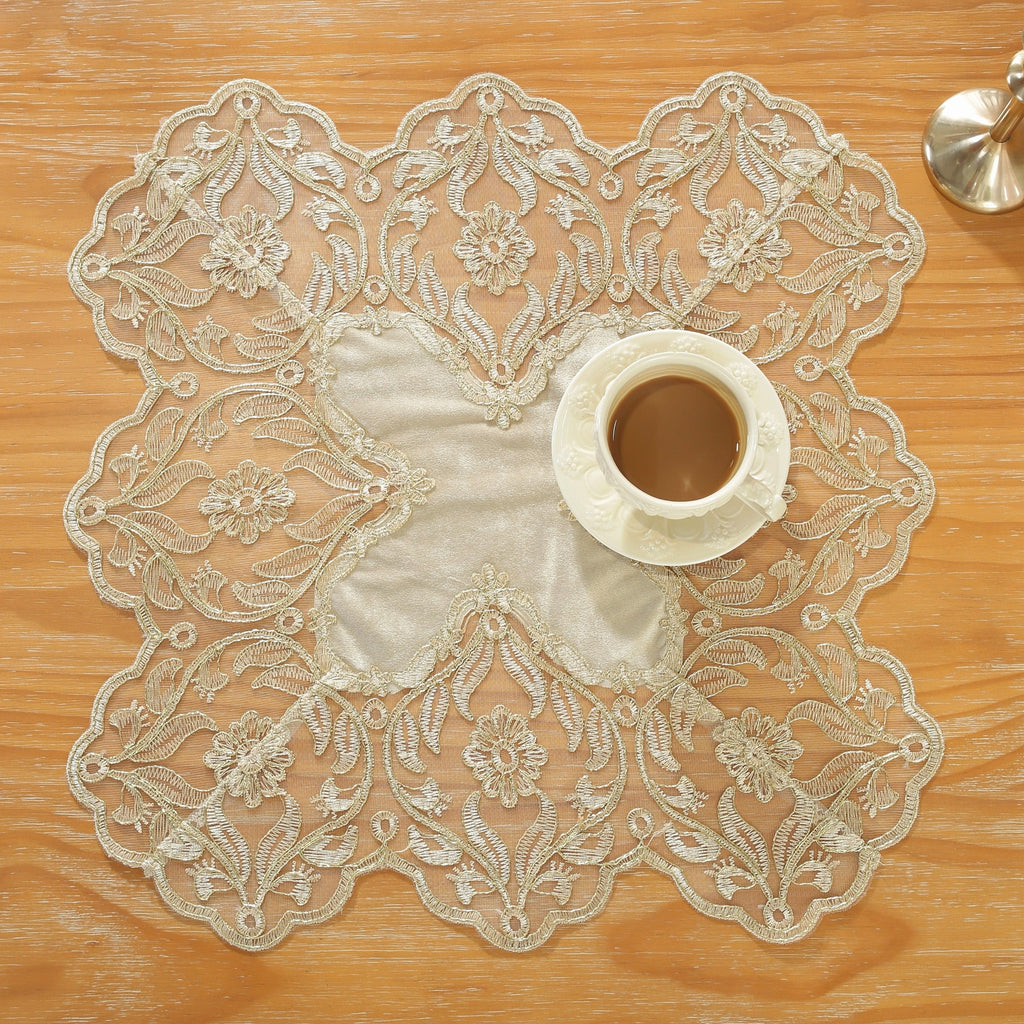 Nappe élégante en polyester avec dentelle dorée brodée – polyvalente pour toutes les saisons, résistante aux taches et à la chaleur, parfaite pour la maison