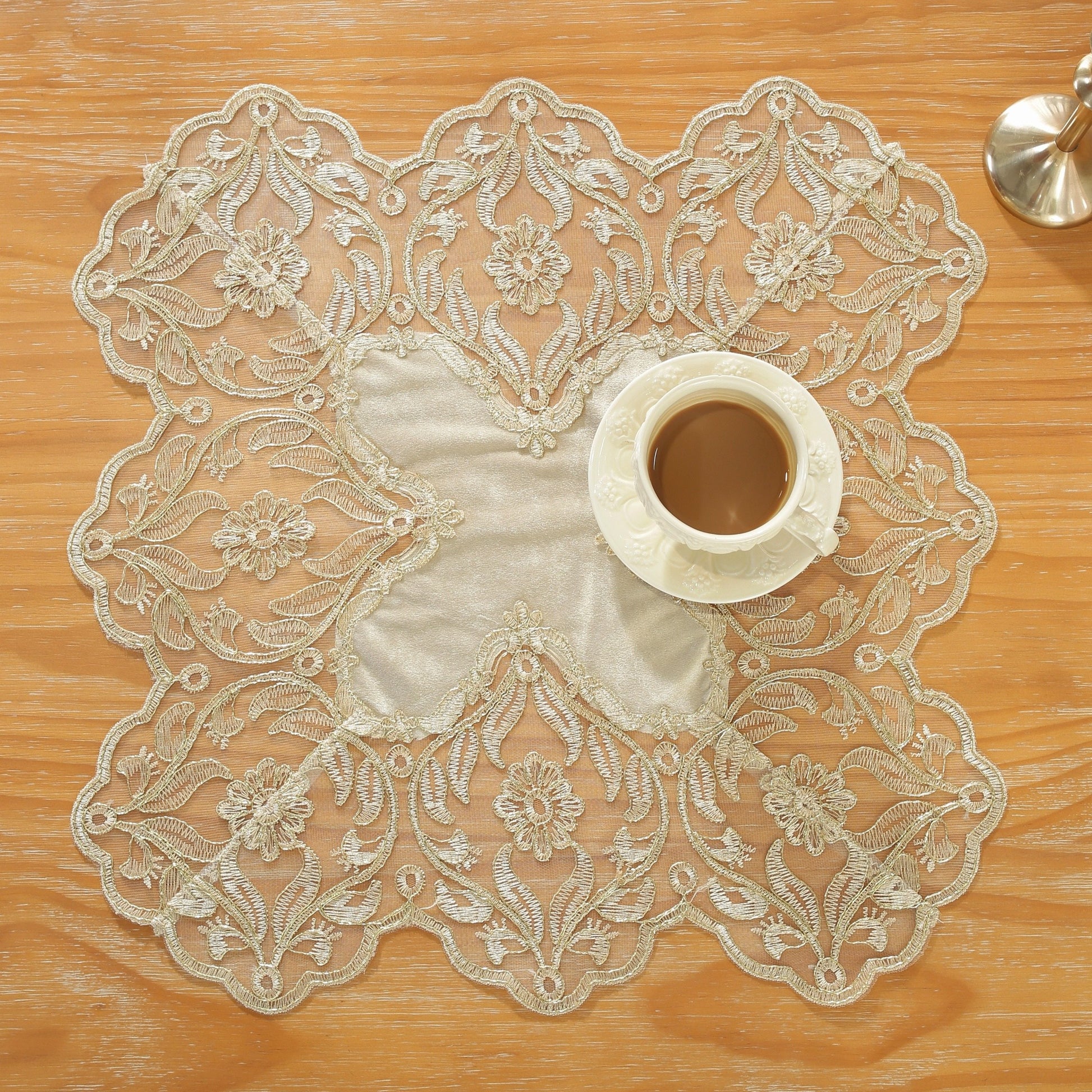 Nappe élégante en polyester avec dentelle dorée brodée – polyvalente pour toutes les saisons, résistante aux taches et à la chaleur, parfaite pour la maison