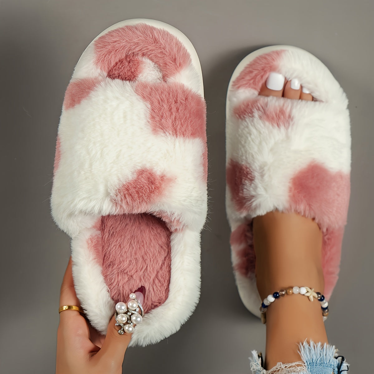 Chaussons d'intérieur douillets, duveteux et moelleux, à bande unique, bouts ouverts et semelle plateforme, confortables et chauds pour la maison.