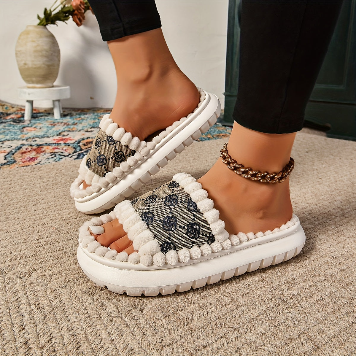 Chaussons à enfiler antidérapants pour femme en EVA à rayures – semelle intérieure et doublure en tissu confortable, semelle extérieure en EVA durable, chaussons d’intérieur décontractés avec protection des orteils.