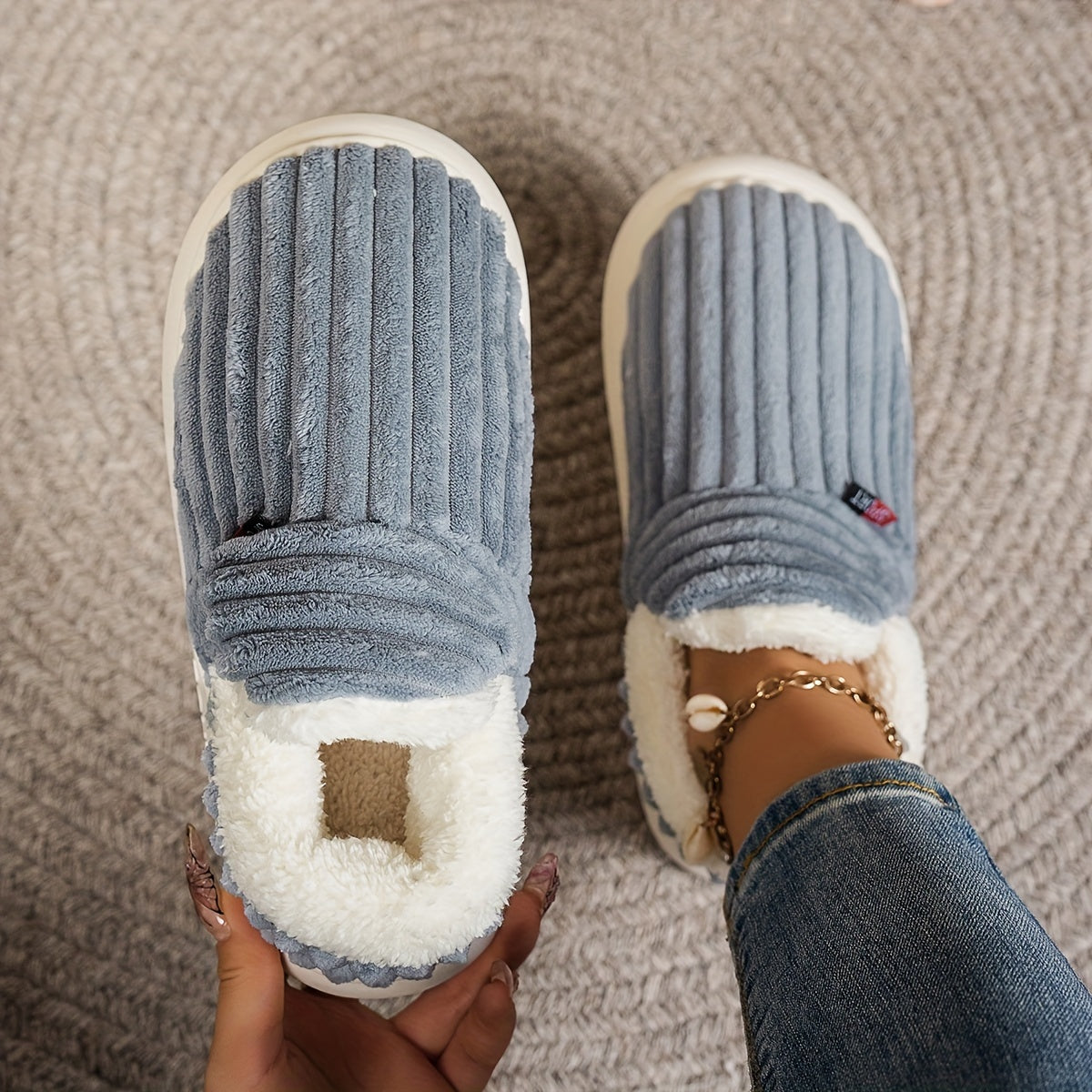 Pantoufles en polaire pour femme, couleur unie, confortables, antidérapantes, chaudes, en peluche, semelle épaisse pour intérieur/extérieur, bottines pour la maison, intérieure en tissu, semelle en TPR, lavables à la main.