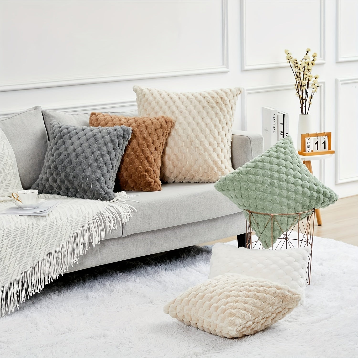 Coussin avec garniture ultra doux et moelleux, à motif imprimé sur une seule face. Housse pelucheuse imitation fourrure pour une décoration chaleureuse et élégante du salon, du canapé, du lit ou de toute pièce de la maison.
