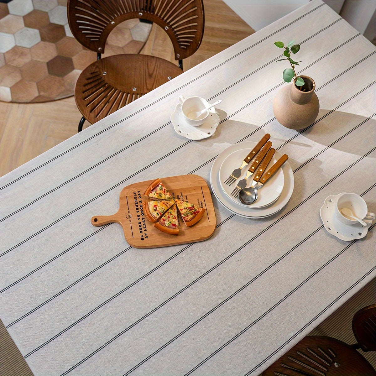 Nappe à rayures - Inspirée du style vintage avec rayures verticales beige et blanc, tissu rectangulaire avec bord décoratif, décoration de salle à manger ou cuisine, décoration de table à manger