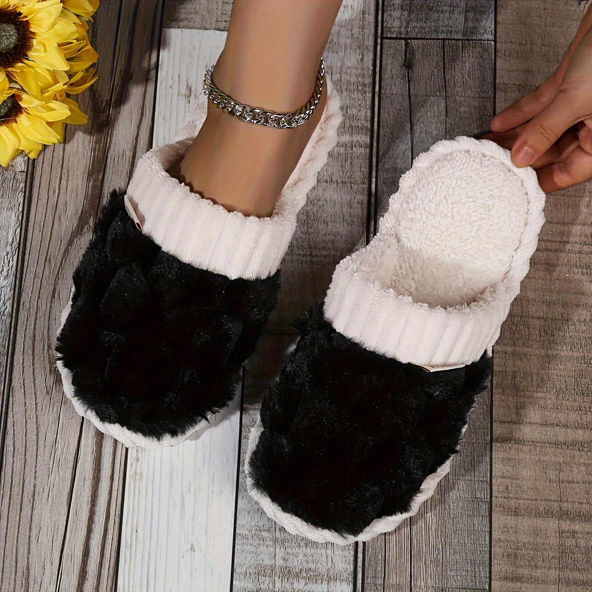 Chaussons d'intérieur à fourrure synthétique bicolore, chaussures décontractées à enfiler, doublées en peluche, confortables pour la maison.