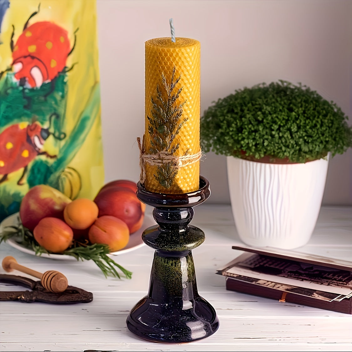 Lot de 4 bougies en cire d'abeille Violet / Bleu / Rouge / Jaune dans une boîte cadeau – Bougies ovales à une mèche, parfum miel avec fleurs séchées et pour une douce lumière nocturne, avec support à bougie inclus.
