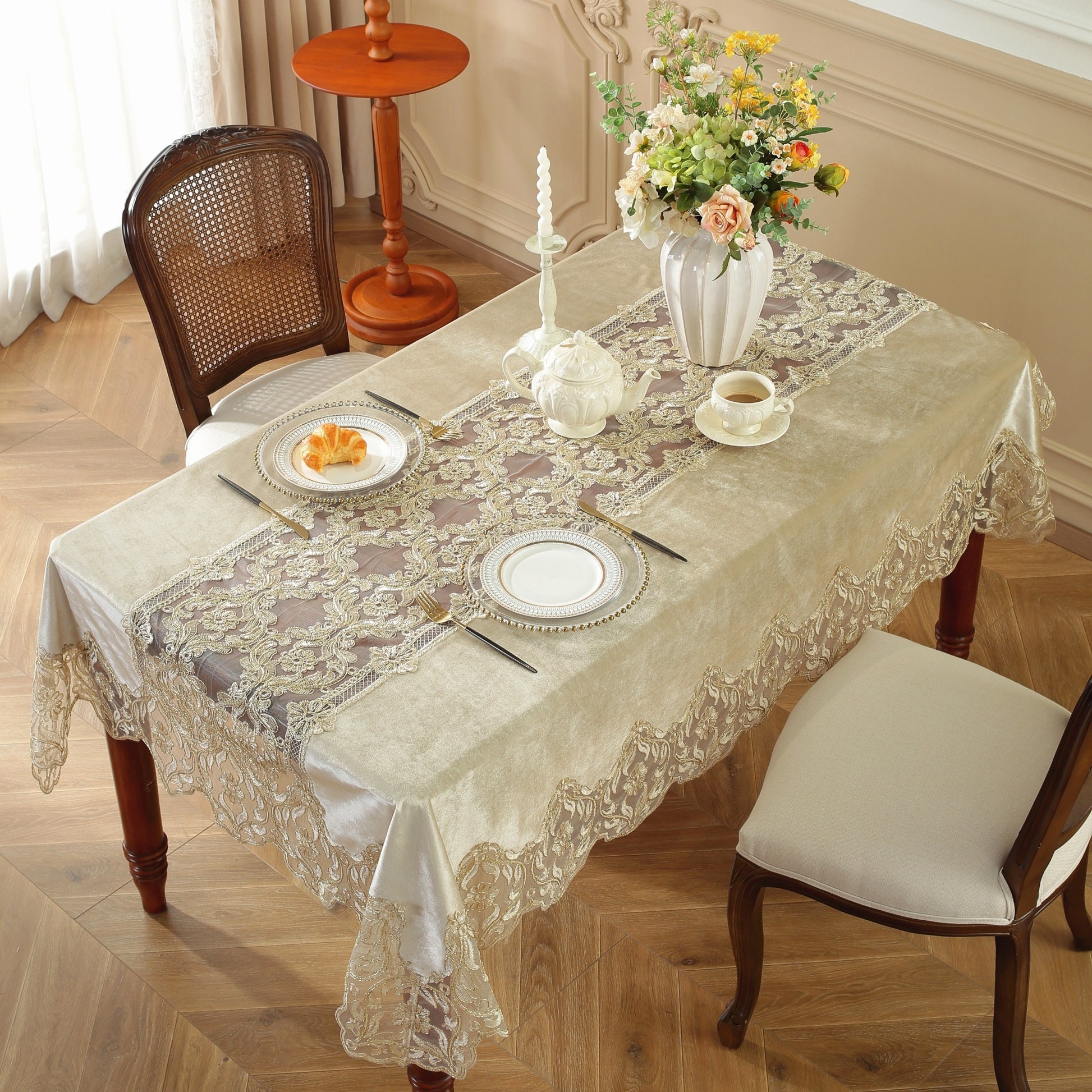 Nappe élégante en polyester avec dentelle dorée brodée – polyvalente pour toutes les saisons, résistante aux taches et à la chaleur, parfaite pour la maison