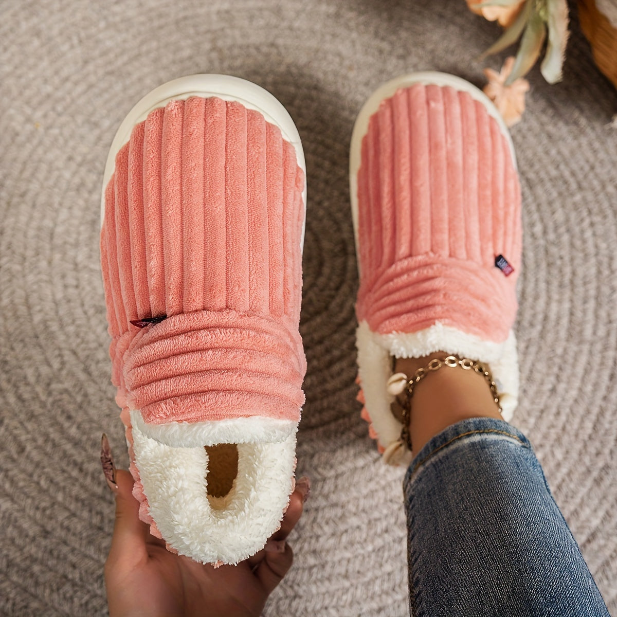 Pantoufles en polaire pour femme, couleur unie, confortables, antidérapantes, chaudes, en peluche, semelle épaisse pour intérieur/extérieur, bottines pour la maison, intérieure en tissu, semelle en TPR, lavables à la main.
