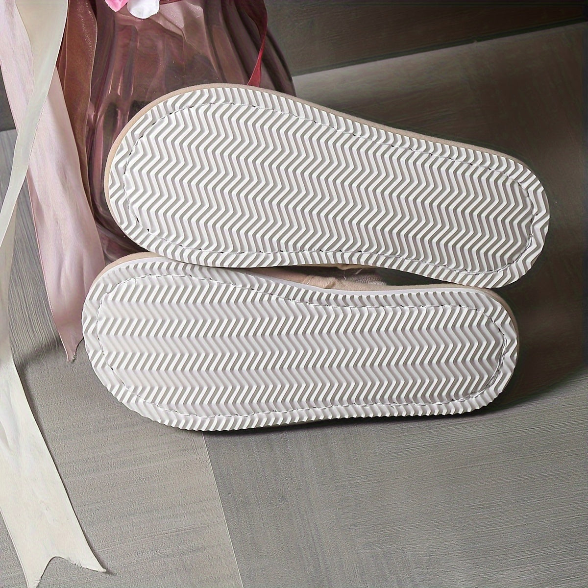 Chaussons unis doublés en peluche, chaussures confortables et chaudes à bout fermé avec semelle douce, chaussons d'intérieur duveteux.