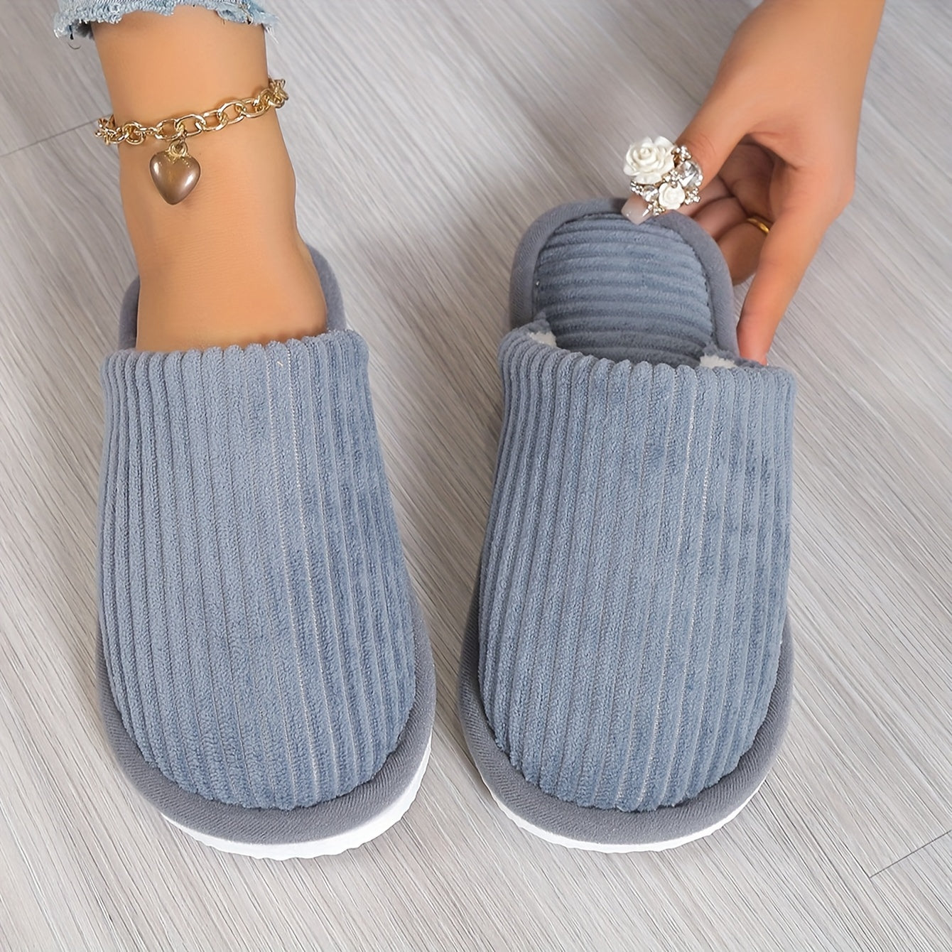 Chaussons unis doublés en peluche, chaussures confortables et chaudes à bout fermé avec semelle douce, chaussons d'intérieur duveteux.