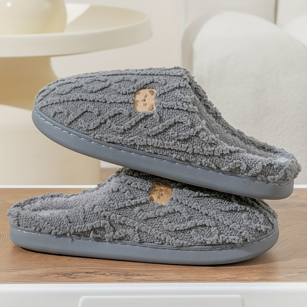 Pantoufles à imprimé ours rayé confortables, chaussures d'intérieur décontractées toutes saisons pour l'hiver, à enfiler, avec dessus et intérieur en tissu doux et semelle en TPR, chaleur et confort pour couples.