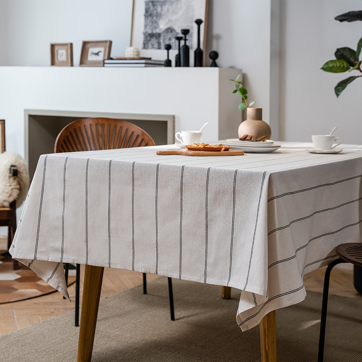 Nappe à rayures - Inspirée du style vintage avec rayures verticales beige et blanc, tissu rectangulaire avec bord décoratif, décoration de salle à manger ou cuisine, décoration de table à manger