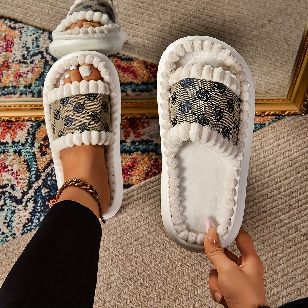 Chaussons à enfiler antidérapants pour femme en EVA à rayures – semelle intérieure et doublure en tissu confortable, semelle extérieure en EVA durable, chaussons d’intérieur décontractés avec protection des orteils.