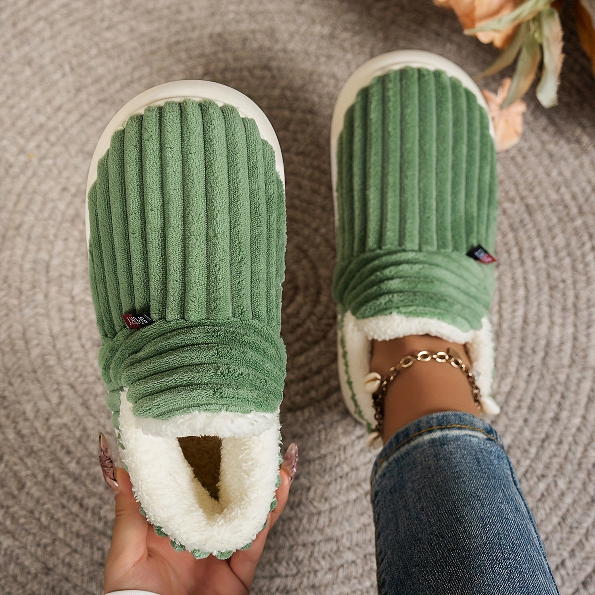 Pantoufles en polaire pour femme, couleur unie, confortables, antidérapantes, chaudes, en peluche, semelle épaisse pour intérieur/extérieur, bottines pour la maison, intérieure en tissu, semelle en TPR, lavables à la main.