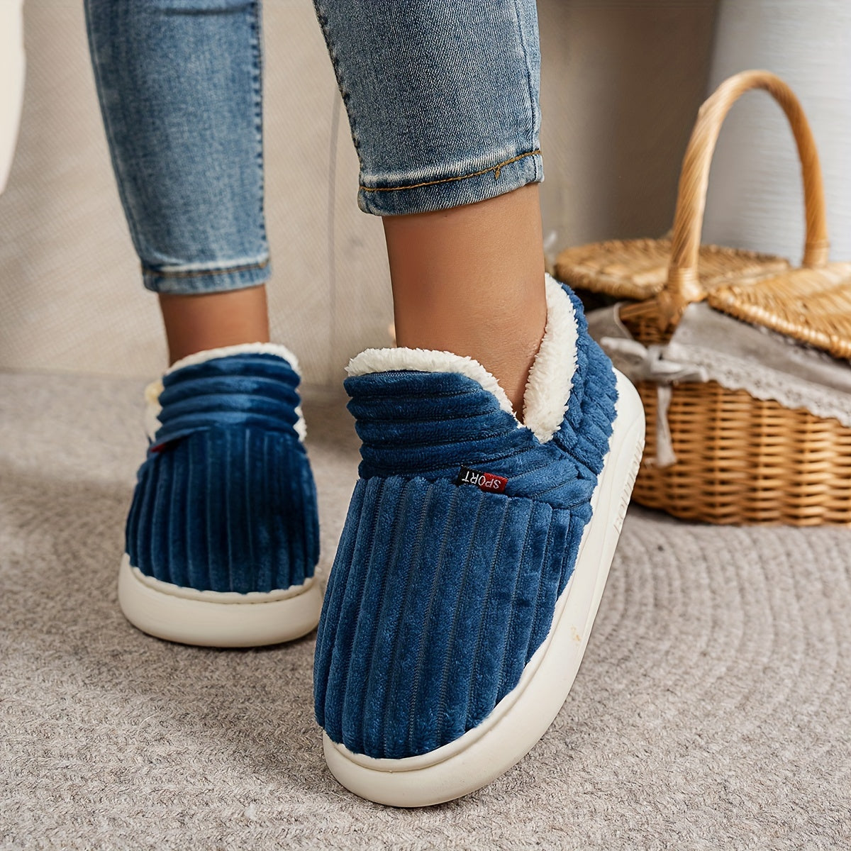 Pantoufles en polaire pour femme, couleur unie, confortables, antidérapantes, chaudes, en peluche, semelle épaisse pour intérieur/extérieur, bottines pour la maison, intérieure en tissu, semelle en TPR, lavables à la main.