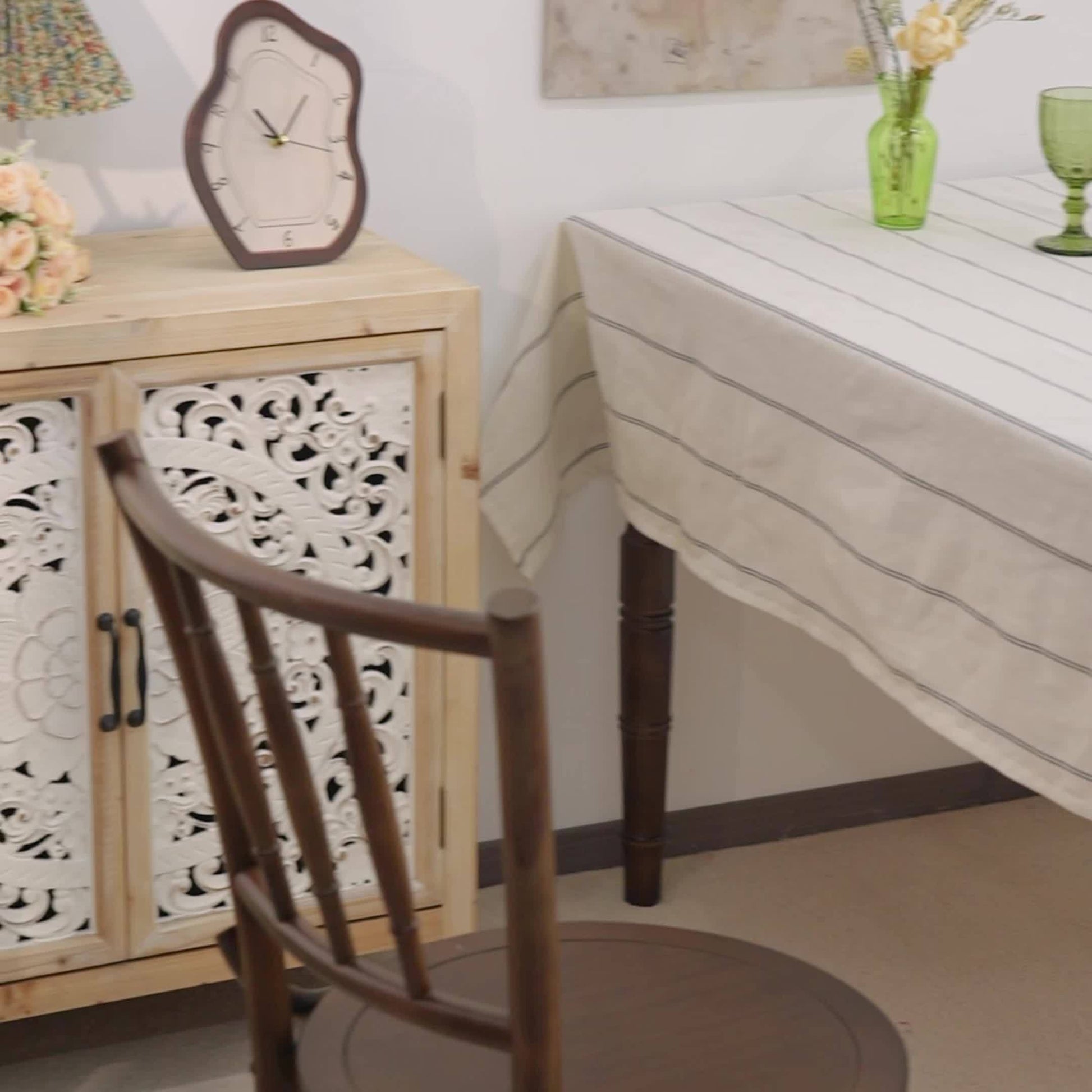 Nappe à rayures - Inspirée du style vintage avec rayures verticales beige et blanc, tissu rectangulaire avec bord décoratif, décoration de salle à manger ou cuisine, décoration de table à manger