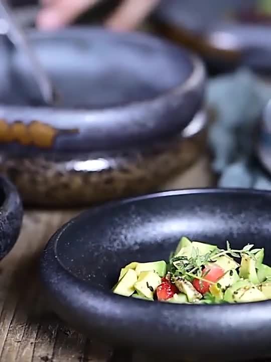 Assiette en céramique avec émaillage créatif